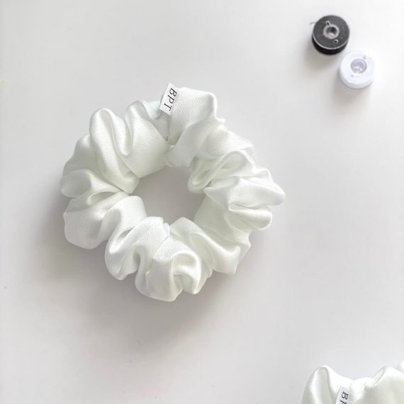 Medium SCRUNCHIE Off White